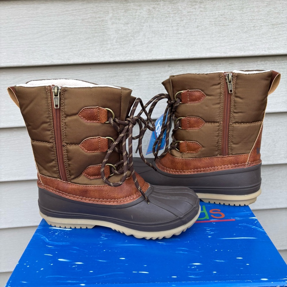 Totes Boy’s Brown and Tan Lace-Up Boots. New in Box. Size 4. - Picture 4 of 8